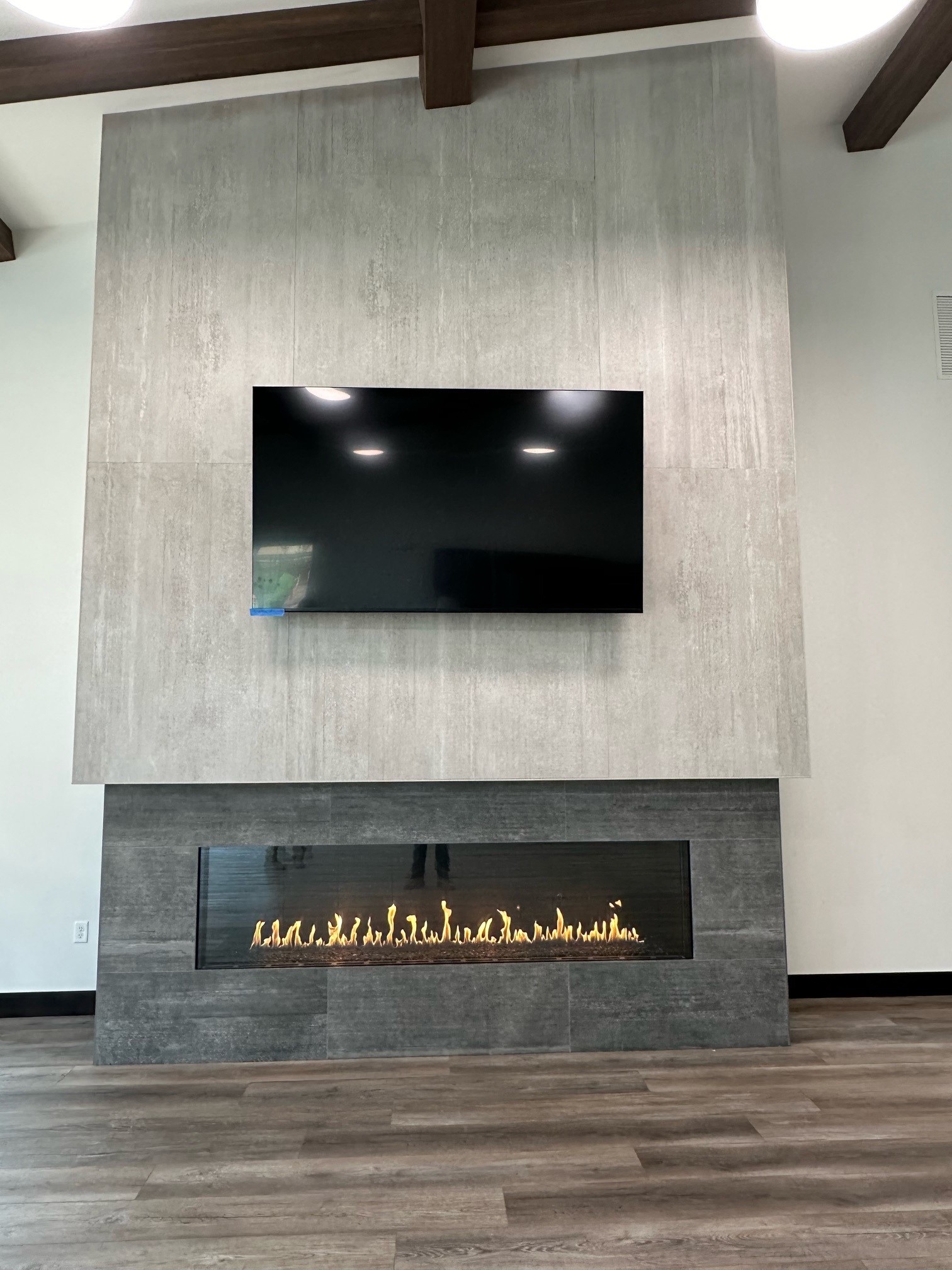 Modern linear gas fireplace